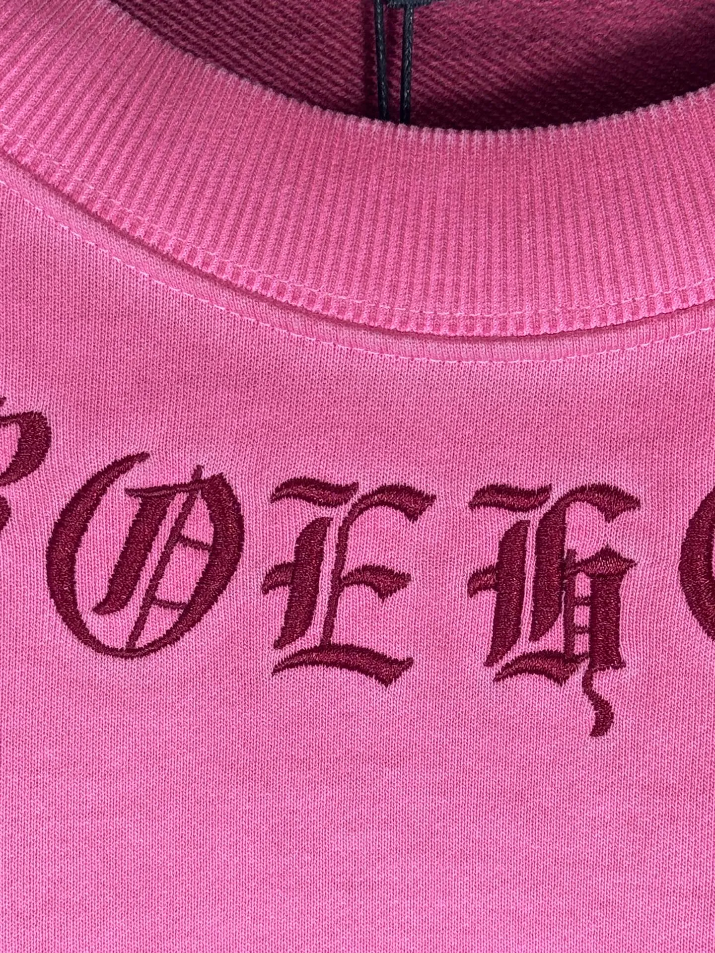 P280 top version, real shot without P, ​​different from market currency) 𝗖𝗵𝗿𝗼𝗺𝗲 𝗛𝗲𝗮𝗿𝘁𝘀/Cro Heart 2025 washed patch embroidery autumn and winter new original single counter American laser burnt 3D three-dimensional color embroidery couple casual sweatshirt 👑The highest version! Customized fabric 430g tripe terry fabric! American acid-washed and distressed original fabric laser burnt ✟appliqué embroidery and exquisite embroidery of letters! The best-selling model in the counter, very comfortable to wear. Accessories: original molded and authenticated collar label➕100% silk wash label. Genuine purchase-grade original hangtag➕matching hanging rope➕3D hanging beads➕original packaging bag. Craftsmanship: The original version has consistent wiring! The highest version of the armhole matching technique! Color: Red Black Size: S M L XL Style No.: 25-311